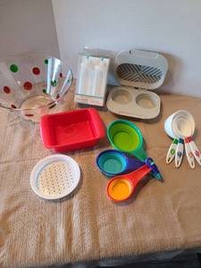 lot 2104 image: Collapsible silicone measuring cups, plastic measuring cups, plastic bowl, squeeze bottles, more