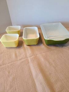 lot 2107 image: Vintage Pyrex, two 1.5 cup, one 1.5 pt., one 1.5 qt. covered dish