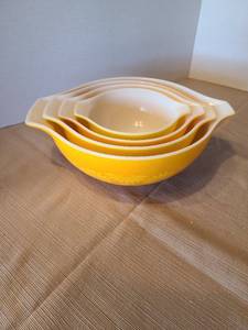 lot 2108 image: Vintage Pyrex yelloworange mixing bowls set of four