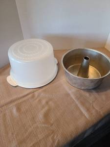 lot 2117 image: Angel food cake pan and cake cover
