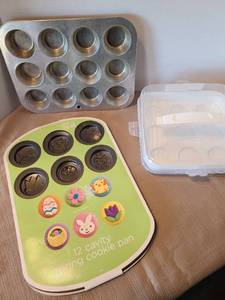 lot 2118 image: Specialty cookie pan, muffin tin, muffincupcakes carrier