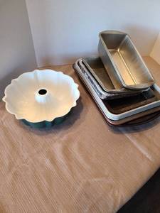 lot 2121 image: Assorted cake pans including four Pizza Hut 9x13 pans