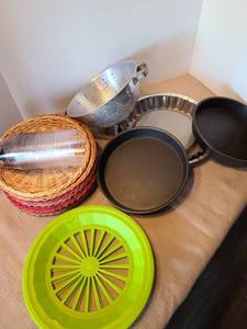lot 2122 image: Plastic and wicker paper plate holders, colander, cake pans.