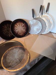 lot 2123 image: Pizza pans, glass counter protector, plastic cutting board, 4 splatter screens