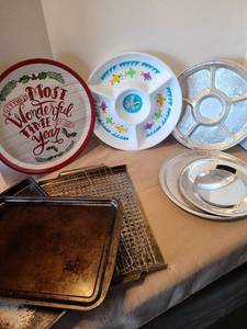 lot 2124 image: Serving trays, cookie sheets, cooling racks.