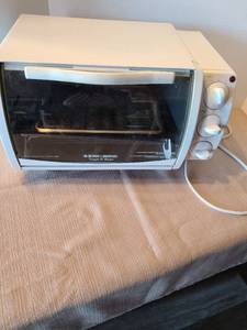 lot 2126 image: Black & Decker toaster oven