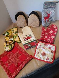 lot 2131 image: Oven mitts and potholders