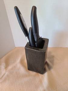 lot 2134 image: Sharper Image and Cuisinart kitchen knives in a clay holder