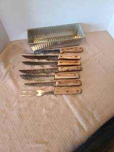 lot 2135 image: Kitchen knives and metal storage