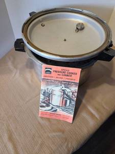 lot 2142 image: Mirro 12 qt. pressure cooker and canner