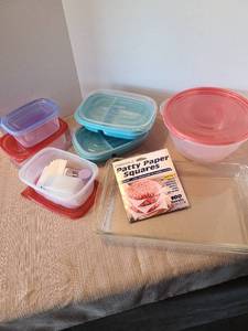lot 2147 image: Pyrex 9 x 13, reusable storage containers, patty paper squares