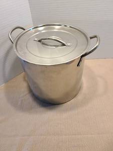 lot 2158 image: Food Network 16 qt. stockpot (no lid) and a slightly smaller stockpot with lid