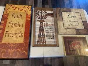 lot 2202 image: Wall decor. Largest is 25 x 13