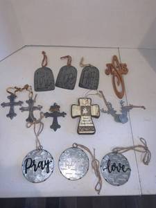 lot 2215 image: Various home decor. Crosses and more