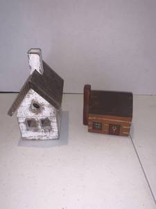 lot 2257 image: 2 Wooden houses