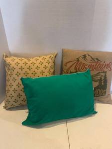 lot 2267 image: Throw pillows