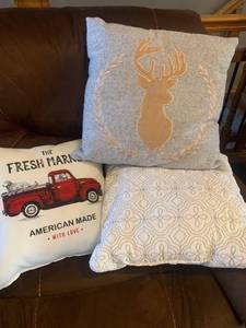 lot 2268 image: Throw pillows