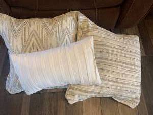 lot 2269 image: Throw pillows