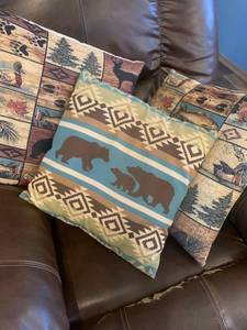 lot 2270 image: Throw pillows