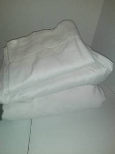 lot 2271 image: Queen bedding. Mattress protector, flat and fitted sheet
