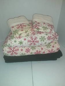 lot 2272 image: Queen bedding. Complete flannel set plus blanket