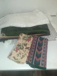 lot 2273 image: Miscellaneous tablecloth, runners place mats and napkins