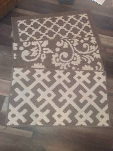 lot 2279 image: 3 Rugs all same sized 34 x 20