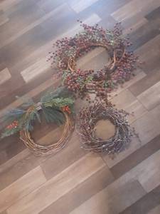 lot 2287 image: 3 Wreaths. Largest is approximately 28 inches diameter