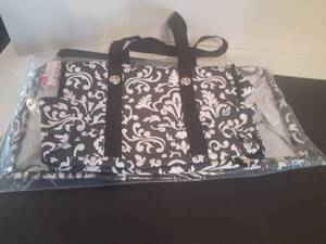 lot 2290 image: 2 Thirty One bags. One is New in package