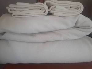 lot 2311 image: Queen sized bedding. Fleece sheet set