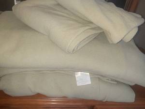 lot 2312 image: Queen sized bedding. Fleece sheet set