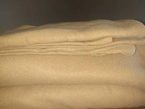 lot 2313 image: Queen sized bedding. Fleece sheet set