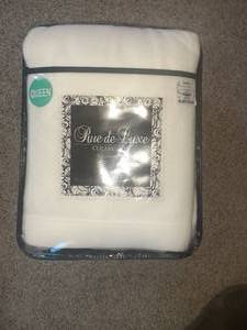 lot 2314 image: Queen sized bedding. New in package. Fleece sheet set