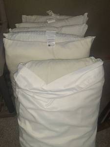 lot 2316 image: 6 Bed pillows