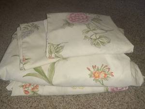 lot 2323 image: Queen sized bedding. Sheet set