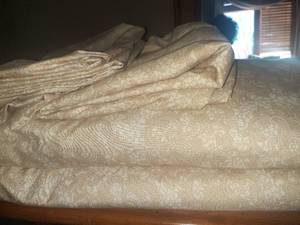 lot 2324 image: Queen sized bedding. Sheet set