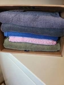 lot 2400 image: Bath towels