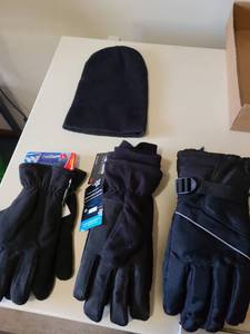 lot 2415 image: Gloves and beany