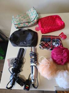 lot 2421 image: Flatirons, cosmetic bags, scrubbies
