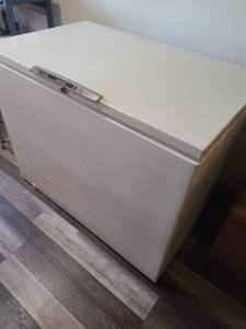 lot 2430 image: Montgomery Ward 15.7 cu. ft. chest freezer 44.5 x 35 x 28, needs defrosted.