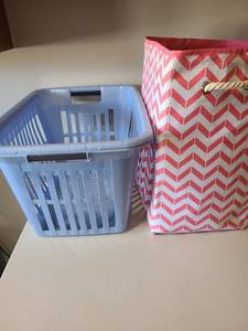 lot 2432 image: Foldable laundry bag with rope handles and a plastic laundry basket