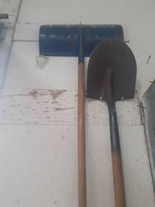 lot 3000 image: Shovels. Spade and snow shovels
