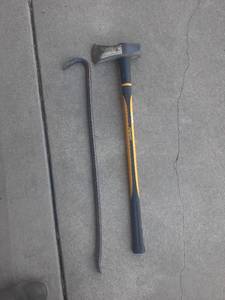 lot 3001 image: Yardworks splitter and crow bar
