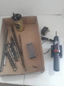 lot 3013 image: Various drill bits and Skil Twist with charger
