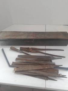 lot 3022 image: Metal box with various files
