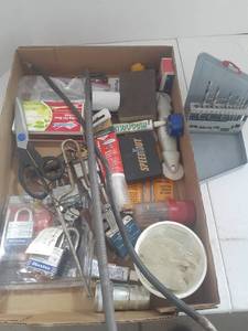 lot 3025 image: Various garage items
