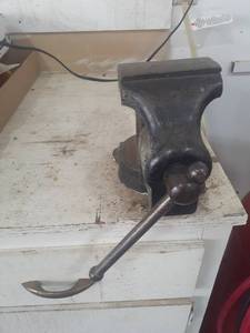lot 3030 image: Craftsman JR 5510 vise. Winner will need to bring tools to remove from counter top
