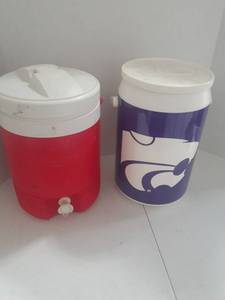 lot 3038 image: Igloo water jug and Kansas State cooler