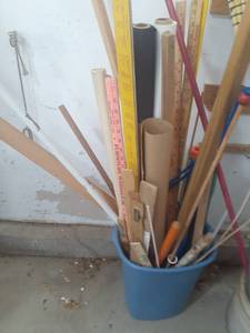 lot 3043 image: Bucket of miscellaneous wood