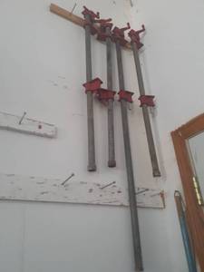 lot 3045 image: 4 Pipe clamps
